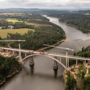 Most přes Orlík má hotovou nosnou konstrukci